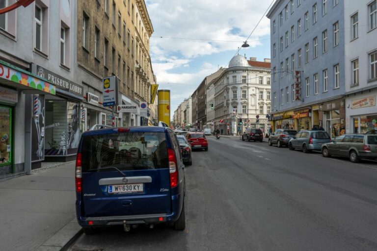 parkende Autos auf der Reinprechtsdorfer Straße, 1050 Wien