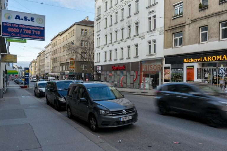 Autoverkehr und Parkplätze auf der Reinprechtsdorfer Straße, 1050 Wien