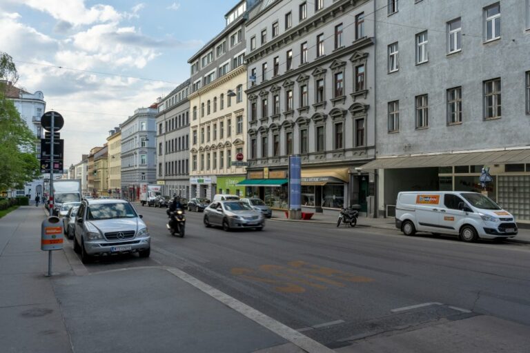 Reinprechtsdorfer Straße nahe Wiedner Hauptstraße, Geschäfts, Autos, Motorrad, Asphalt, Bäume, Gründerzeithäuser