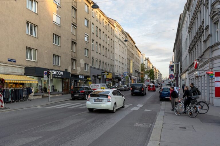 Reinprechtsdorfer Straße, 1050 Wien, Autos, Radfahrer, Ampel