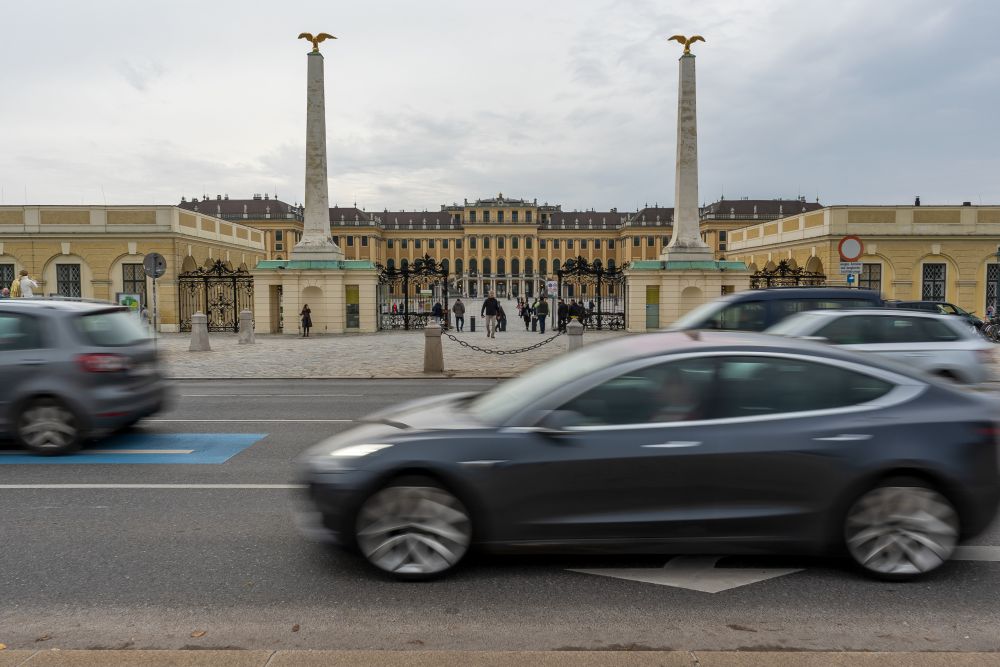 Vor dem Schloss Schönbrunn herrscht fast durchgehend dichter Autoverkehr. (Foto: 2020)