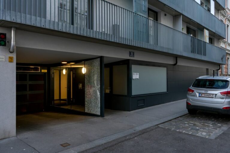 Garageneinfahrt und Erdgeschoß eines Neubau-Hauses in der Sobieskigasse in Wien-Alsergrund
