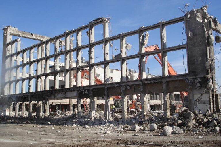 Wiener Südbahnhof wird abgerissen, Halle, Skelett, Bagger, Baustelle, Wiedner Gürtel