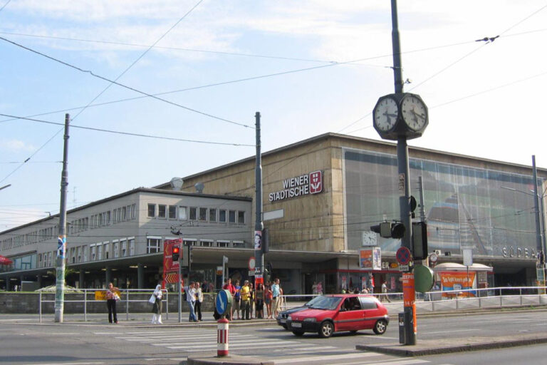 Südbahnhof in Wien, Würfeluhr, Wiedner Gürtel