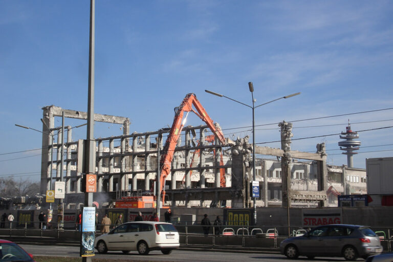 Wiener Südbahnhof wird abgerissen, Halle, Skelett, Bagger, Baustelle, Wiedner Gürtel