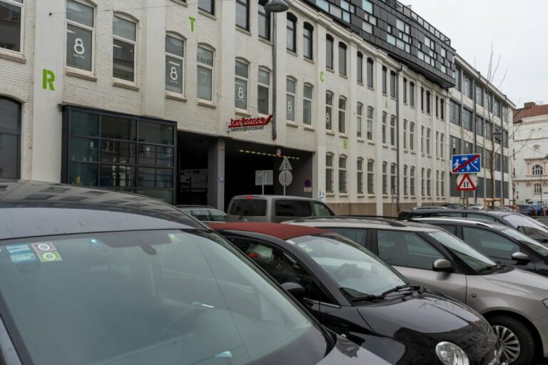 Autos in der Goldschlagstraße in Wien-Penzing, Wohnstraße