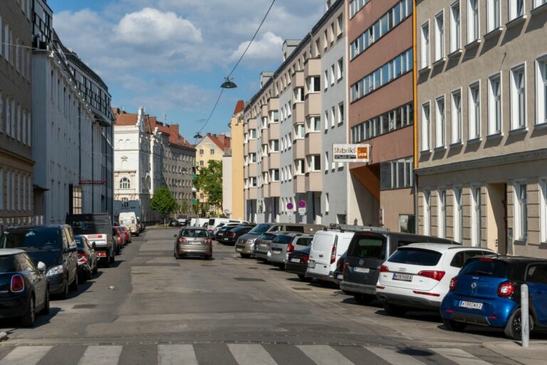 PKW in der Goldschlagstraße, Penzing, Wien