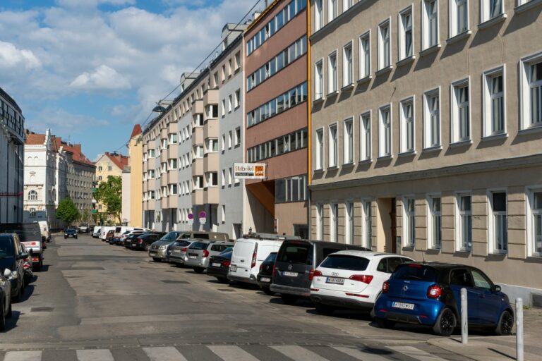 Häuser in der Goldschlagstraße in 1140 Wien