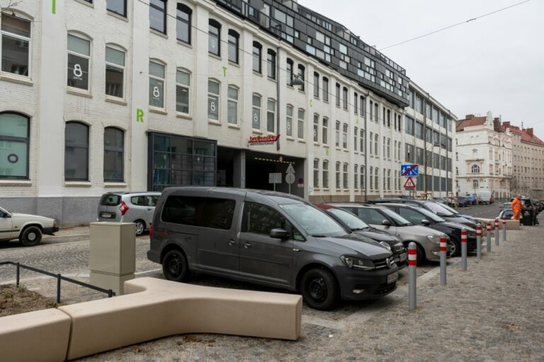 Autos in der Goldschlagstraße in Penzing, nach der Umgestaltung