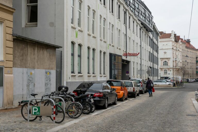 Goldschlagstraße, Autos, Fahrräder, Fußgänger