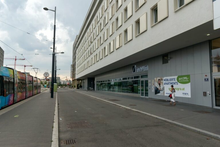 Asphaltfläche vor dem Haus Karl-Popper-Straße 16 in Wien-Favoriten, zwischen Hauptbahnhof und Sonnwendviertel