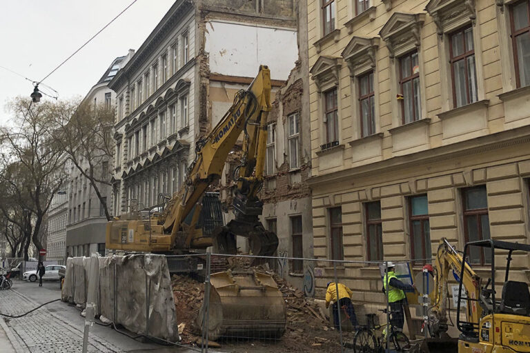 Gründerzeithaus in einer Schutzzone (Ensembleschutz) wird abgerissen, Bagger, Arbeiter, Bauzaun, Schutt, Historismus, Wien 1030