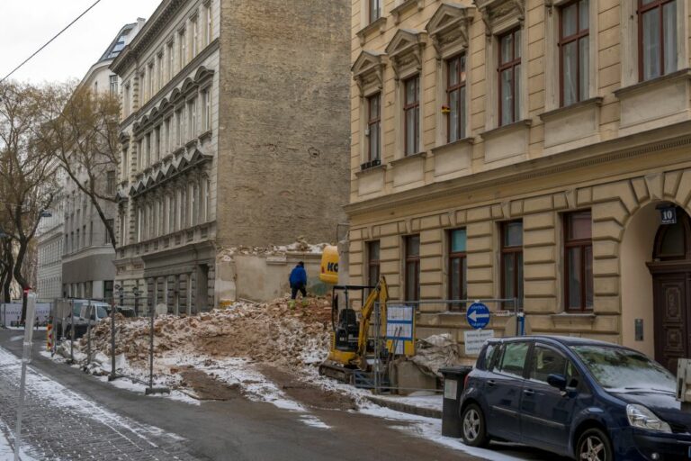 Abriss im Weißgerberviertel, 1030 Wien, Gründerzeithäuser, Schutt, Baustelle, Autos, Bagger