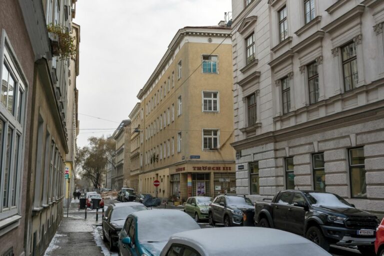 Krieglergasse im Weißgerberviertel im 3. Bezirk, Wien, Autos, Gründerzeithäuser, Schnee