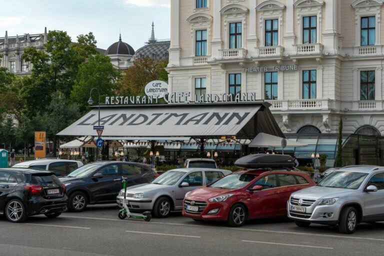 Café Landtmann in Wien, parkende Autos, Ringstraße, Kaffeehaus