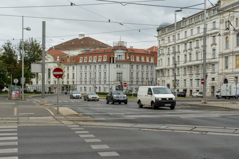 Lothringerstraße, Akademietheater, Konzerthaus, Autos, historische Gebäude, Oberleitungen, Wien