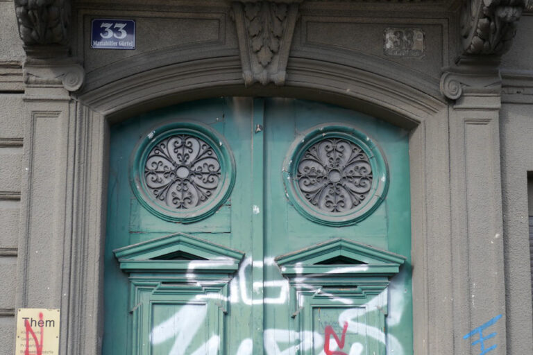 Eingangstür des Hauses Mariahilfer Gürtel 33, 1150 Wien