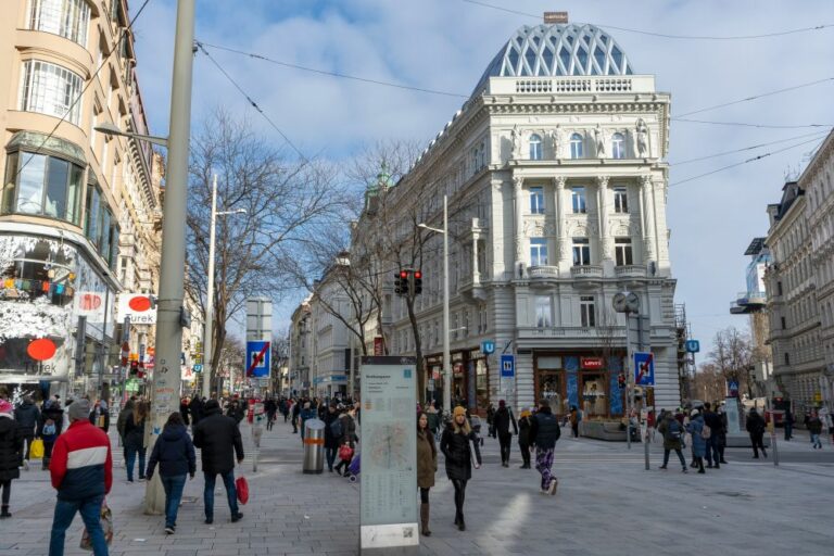 Fußgängerzone in der Mariahilfer Straße, Hotel Motto mit Dachausbau, Wien