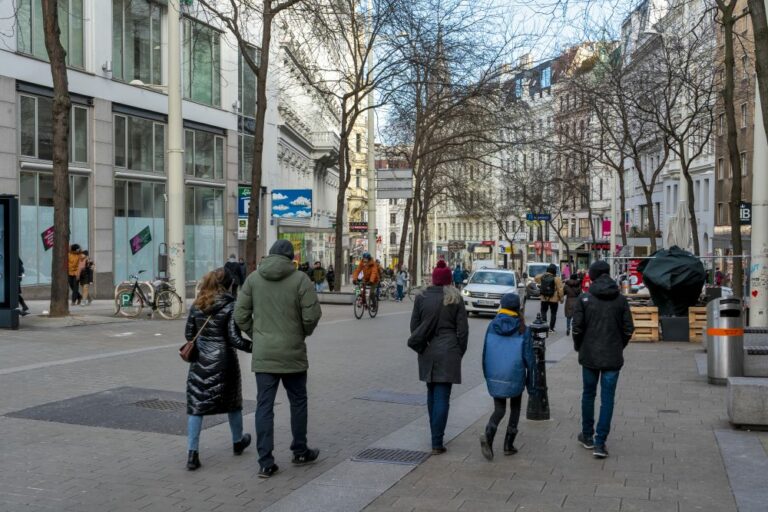 Begegnungszone in der Mariahilfer Straße, Fußgänger, Auto, Radfahrer, Wien