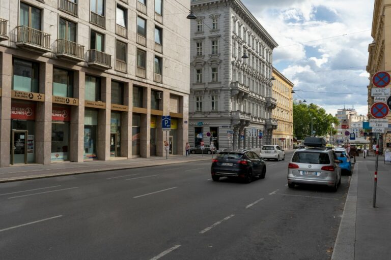 Operngasse zwischen Ringstraße und Karlsplatz: viel Platz für PKW (Foto: 2020)