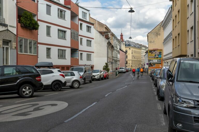 Penzinger Straße (nahe Schönbrunner Schloßpark): viel Asphalt, kein sicherer Radweg (14. Bezirk, Foto: 2020)
