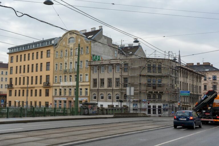 Franzensbrücke, Dampfschiffstraße, Radetzkystraße 24-26, demoliertes Dach, Gerüst, Gründerzeithäuser, Autos, Oberleitungen