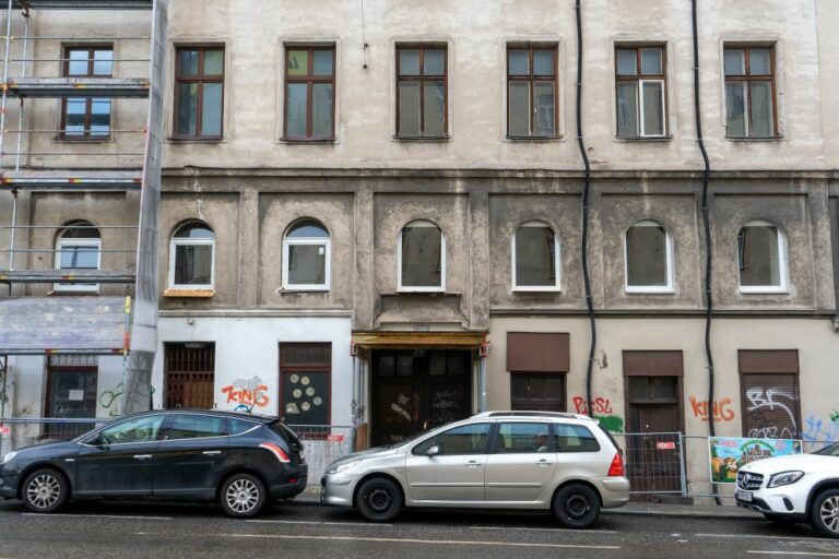 Radetzkystraße 24-26 mit neuen Fenstern im 1. Stock, Wien, Landstraße, Autos, Abbruchhaus, Gründerzeithaus