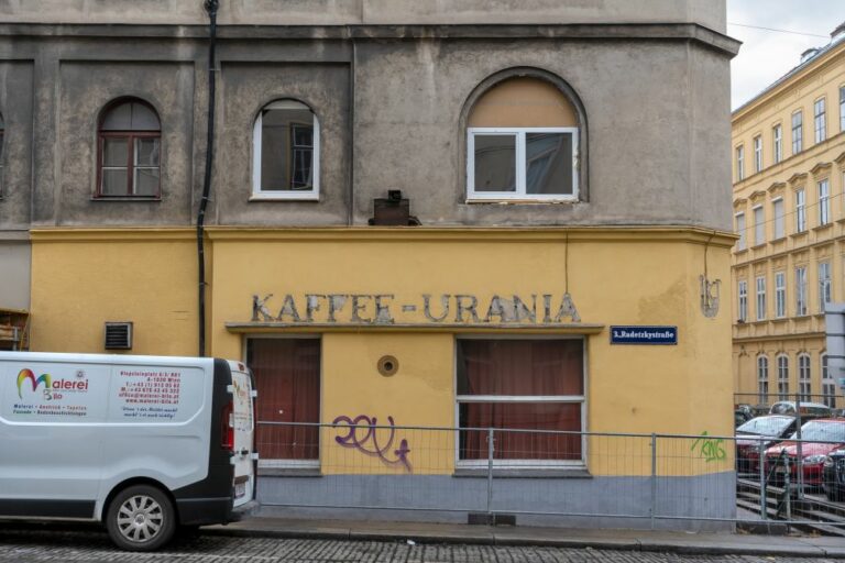 geschlossene "Kaffee-Urania" in der Radetzkystraße, darüber neu eingesetzte Fenster