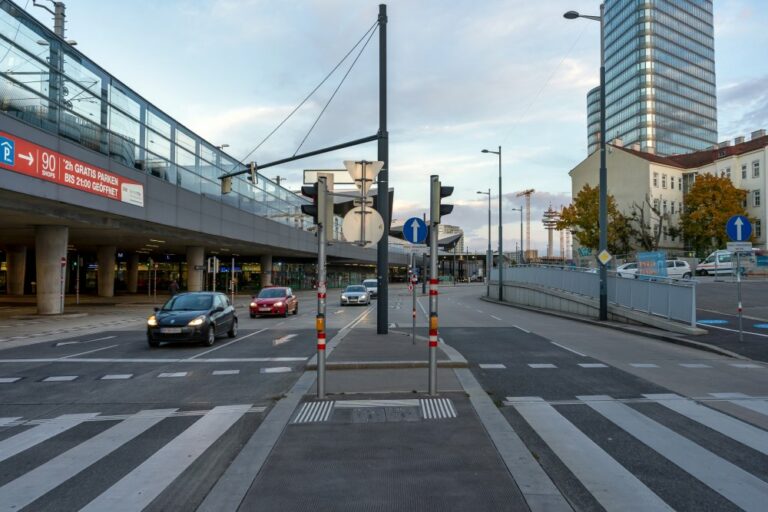 Sonnwendgasse in der Nähe des Wiener Hauptbahnhofs, ÖBB-Zentrale, Favoritenstraße, Autos, Verkehrszeichen, Ampeln, Straßenlaternen