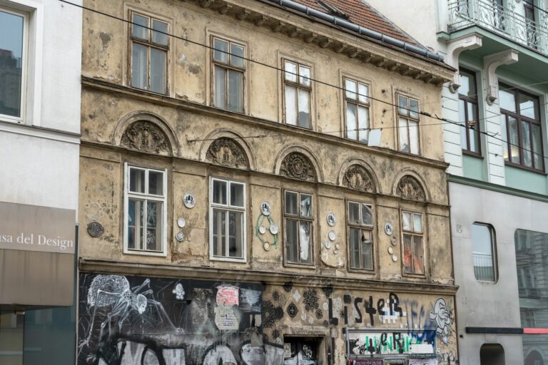 Biedermeierhaus, desolate Fassade, Spittelberg, 7. Bezirk