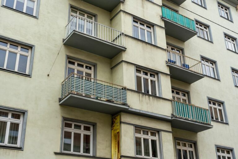 Fassade eines Wohnhauses aus den 1930ern, Gumpendorfer Straße, Mariahilf
