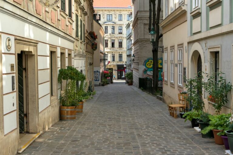 schmale Gasse mit Biedermeierhäusern im 7. Bezirk in Wien