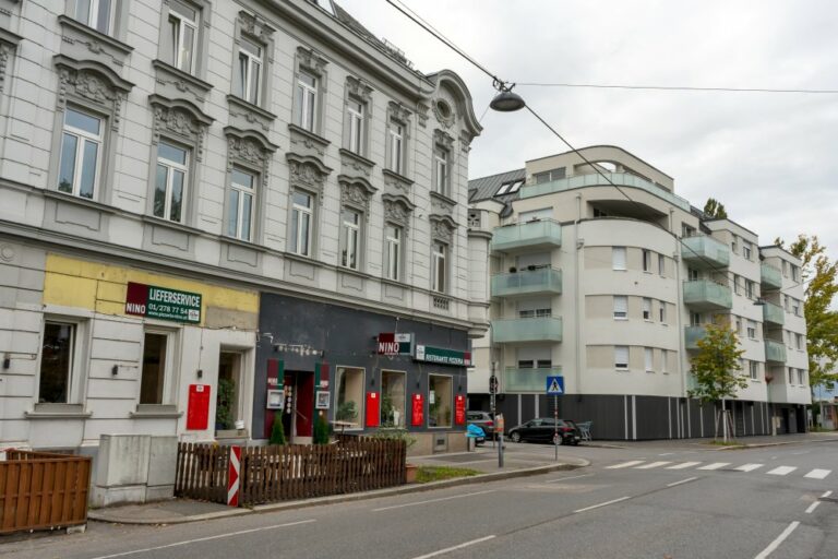 Gründerzeithaus neben Neubau in der Jedleseer Straße in Wien-Floridsdorf