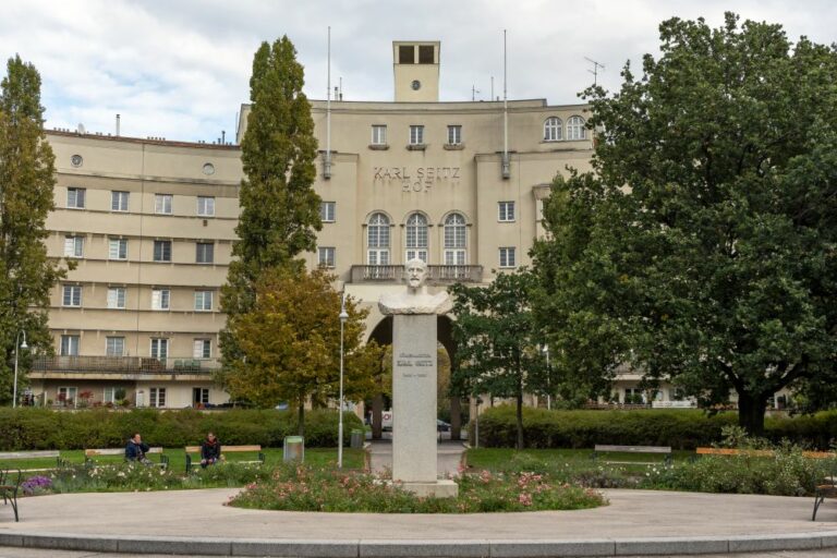 Gemeindebau aus der Zwischenkriegszeit in Wien-Floridsdorf, Büste von Karl Seitz, Bäume, Platz