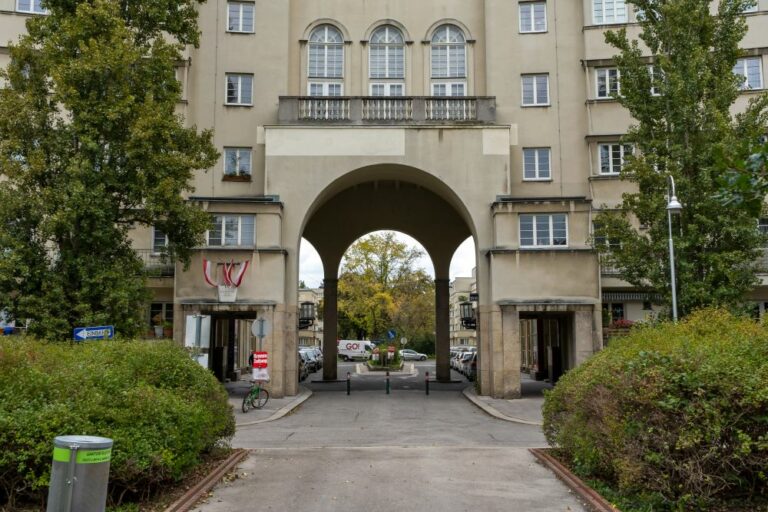 Portal des Karl-Seitz-Hofes in Wien-Floridsdorf, Jedlesee