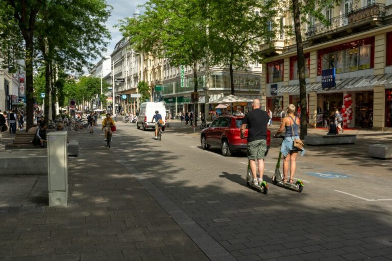 Mariahilfer Straße, Begegnungszone, Scooter, Auto, Radfahrer, Bäume