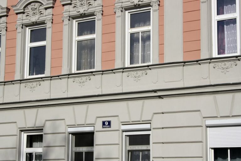 Fassade eines Jahrhundertwendehauses in Wien, Ottakring, Mildeplatz, Gründerzeithaus