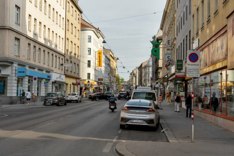 Reinprechtsdorfer Straße mit Autoverkehr, Motorrad, Fußgänger, Verkehrszeichen, Asphalt, Wien-Margareten