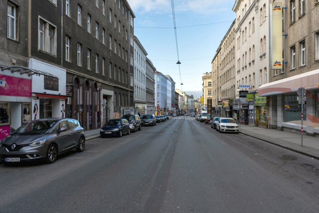 Reinprechtsdorfer Straße in Wien, Fahrbahn, Asphalt, Autos, Häuser