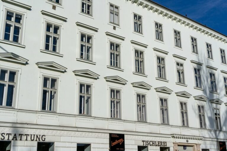 Fassade eines Altbaus in Wien, Leopoldstadt, Dekor rekonstruiert