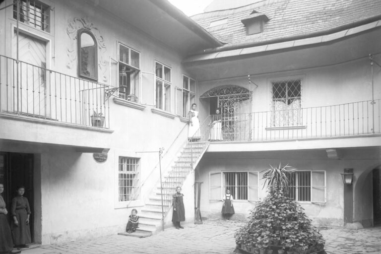 historische Aufnahme von Häusern in der Berggasse, Innenhof