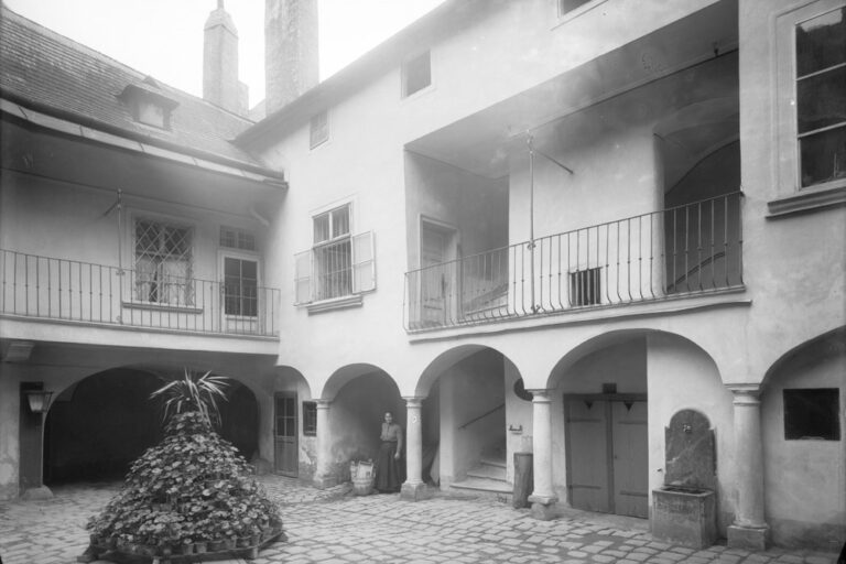 historische Aufnahme von Häusern in der Berggasse, Innenhof