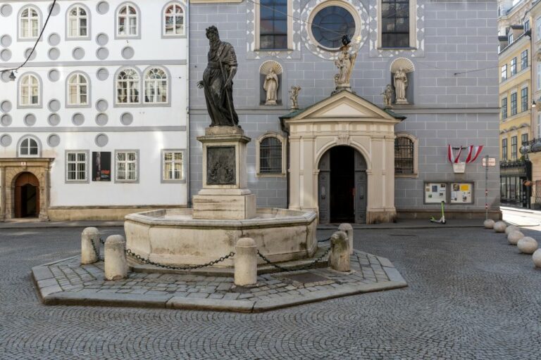 Platz in Wien, Innere Stadt, Brunnen, Kirche