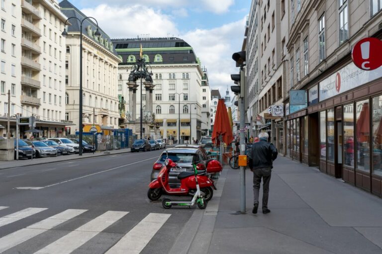 Hoher Markt, Gehsteig, Autos, Fußgänger