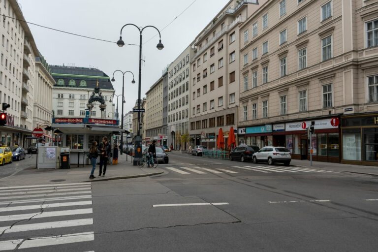 Hoher Markt, Würstelstand, Straße, Autos, Laternen, Asphalt