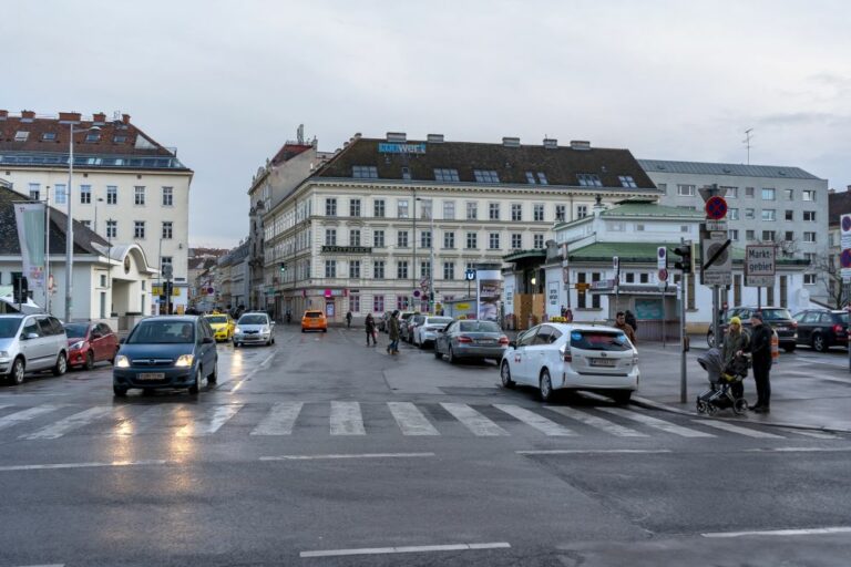 Naschmarkt, U-Bahn-Station, Autos, Straße, Asphalt, Wienzeile