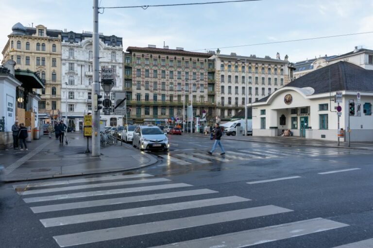 Naschmarkt, U-Bahn-Station, Autos, Straße, Asphalt, Wienzeile, Jugendstilhäuser