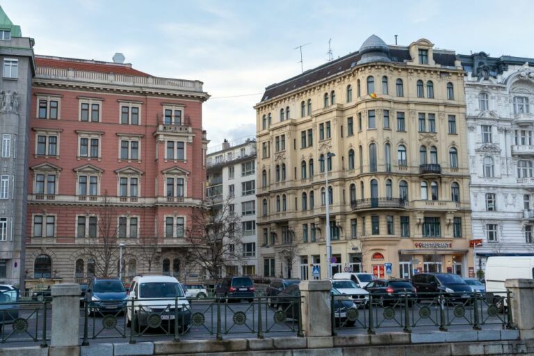 Wienzeile, Gründerzeithäuser, Gelände, Parkplatz, Autos