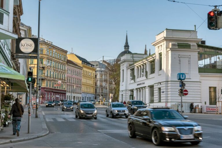 Autoverkehr am Mariahilfer Gürtel, Gründerzeithäuser, U-Bahn-Station