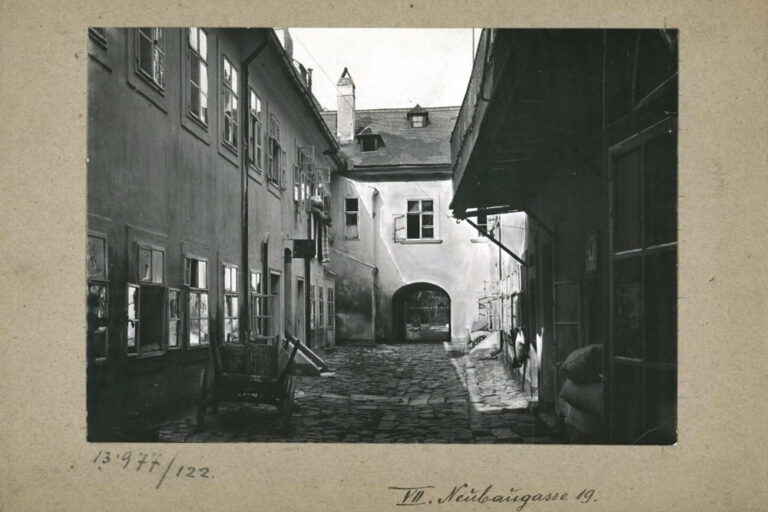 Innenhof eines Gebäudes in der Neubaugasse, historische Aufnahme, später abgebrochen